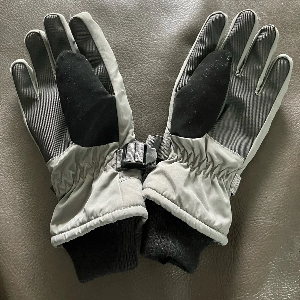 Boy’s Gray and Black Winter Gloves Size 8-14